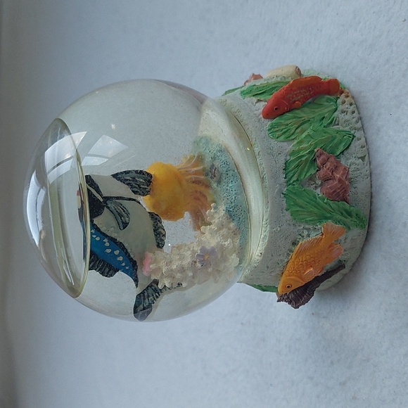 Fish waterball / snow globe NIB - Picture 6 of 9